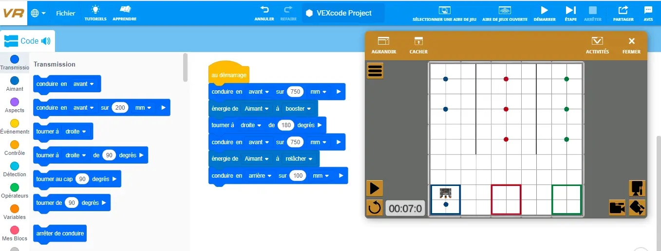 Capture d'écran de VRvex, une application gratuite pour apprendre à coder avec un robot virtuel. On voit la zone de programmation avec des blocs de code et l'aire de jeu avec le robot virtuel.