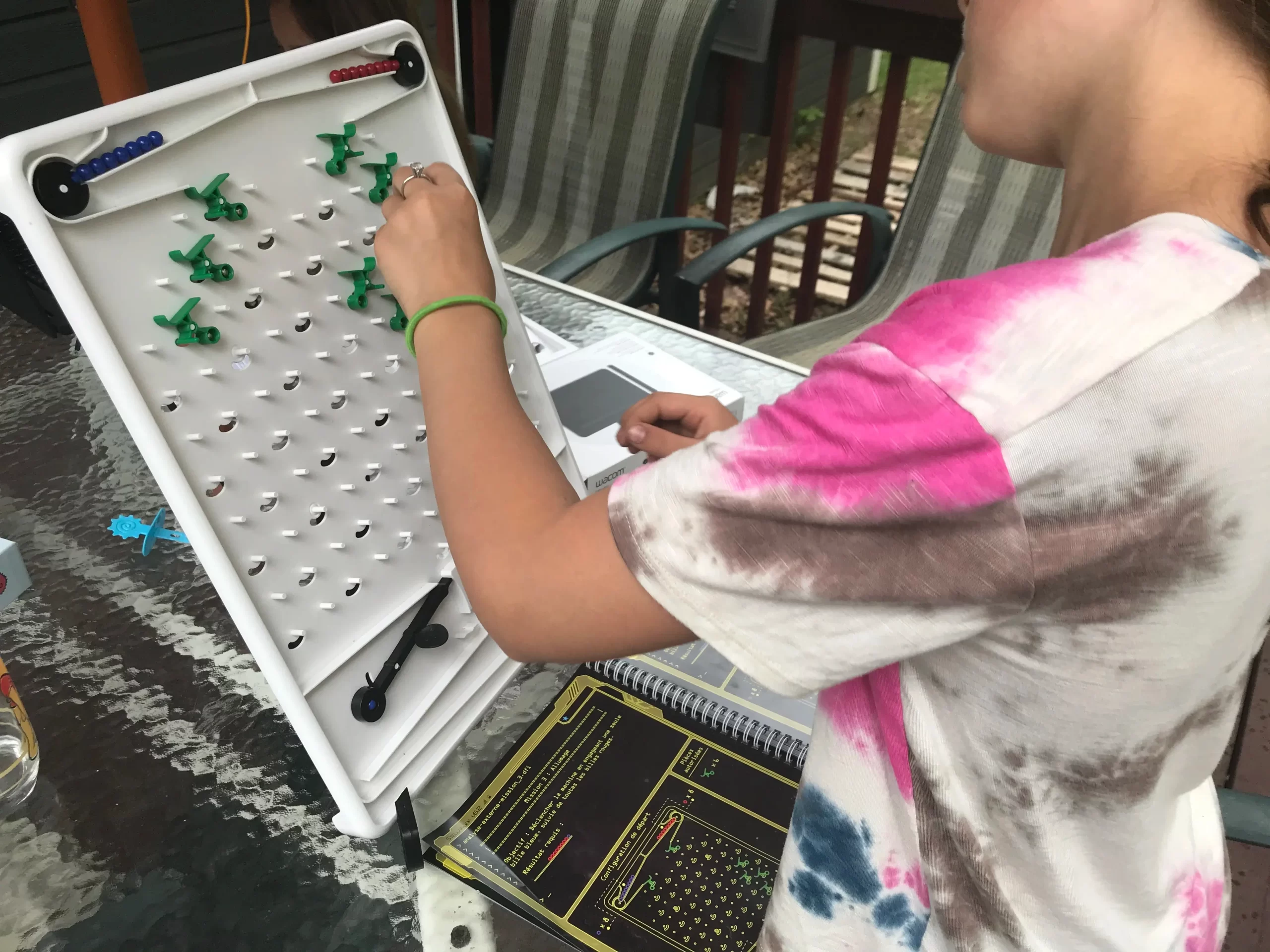 Jeune fille qui apprend le fonctionnement d'un ordinateur en jouant avec le Turing Tumble
