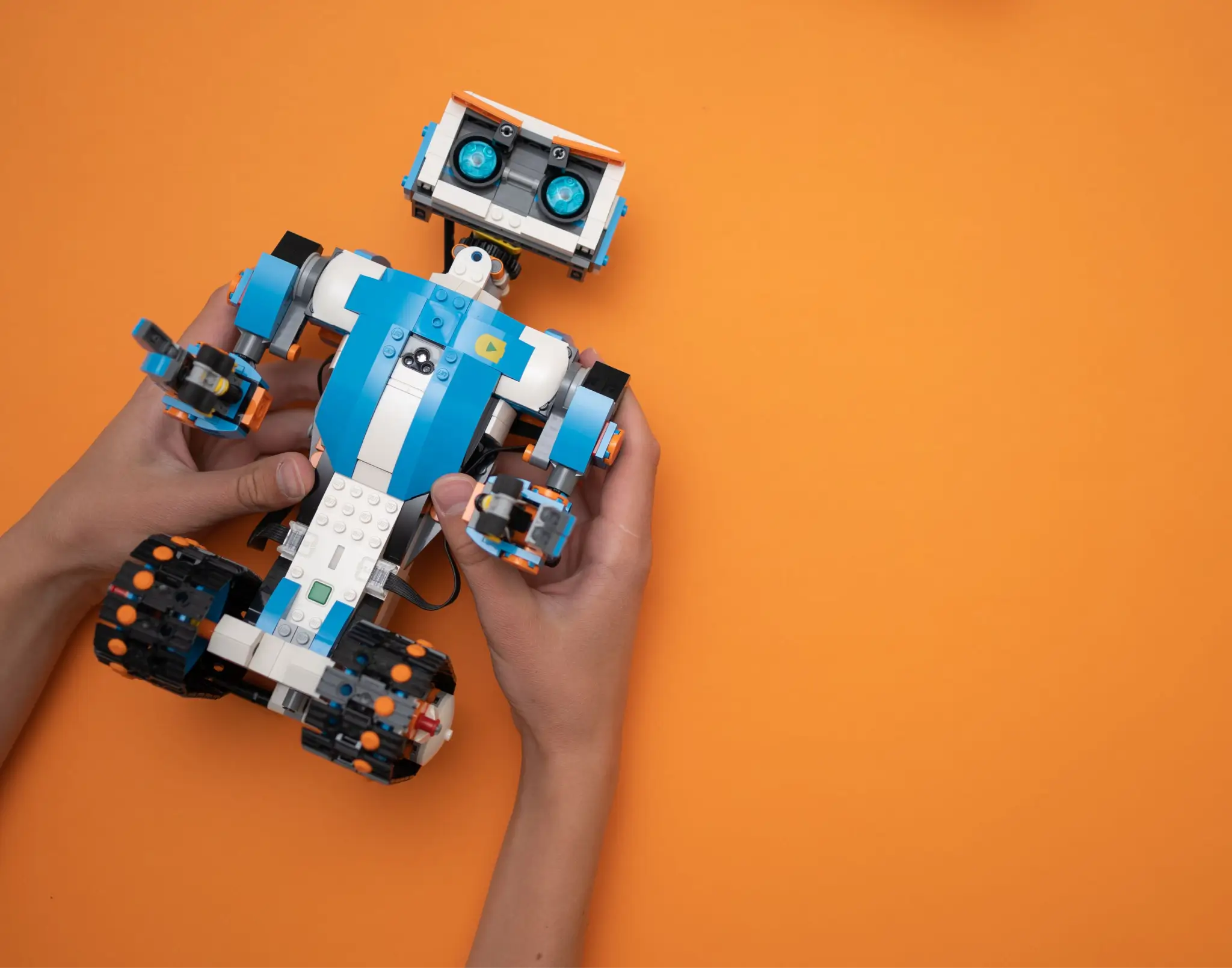 Robot Lego Boost pour apprendre la programmation informatique aux 7 à 12 ans. 